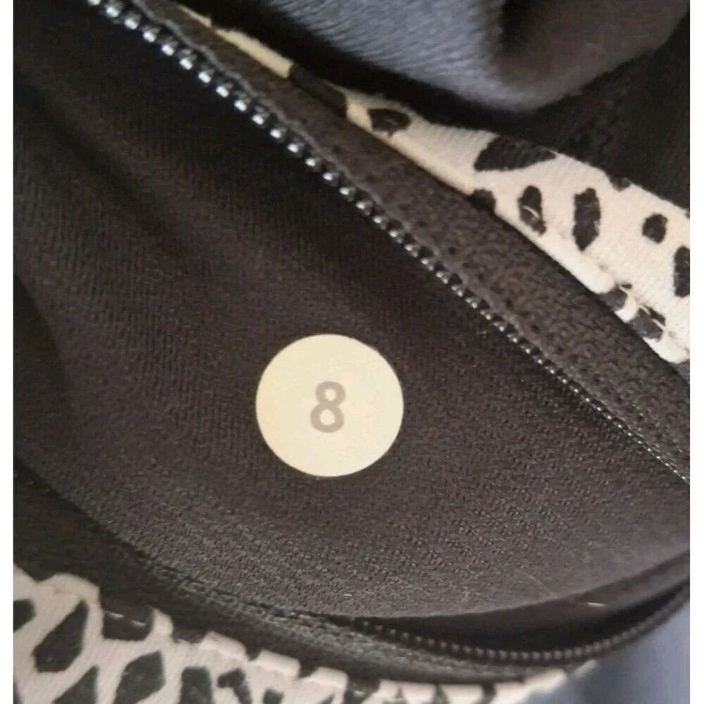 Lululemon Patterned Capri Leggings Size 8 Women's  Black White  Activewear